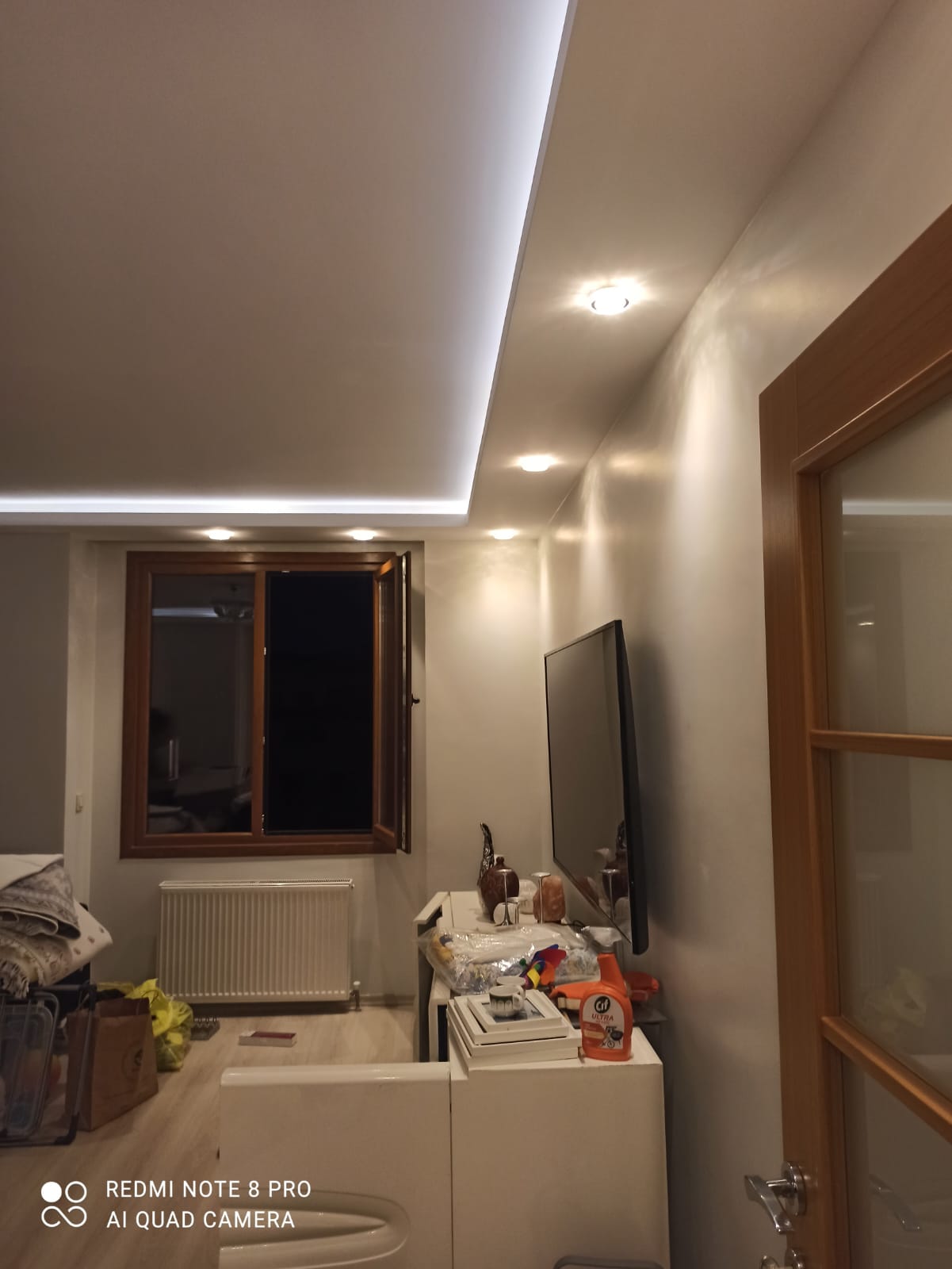 Tavanda gizli led ve spot aydınlatmalı oda