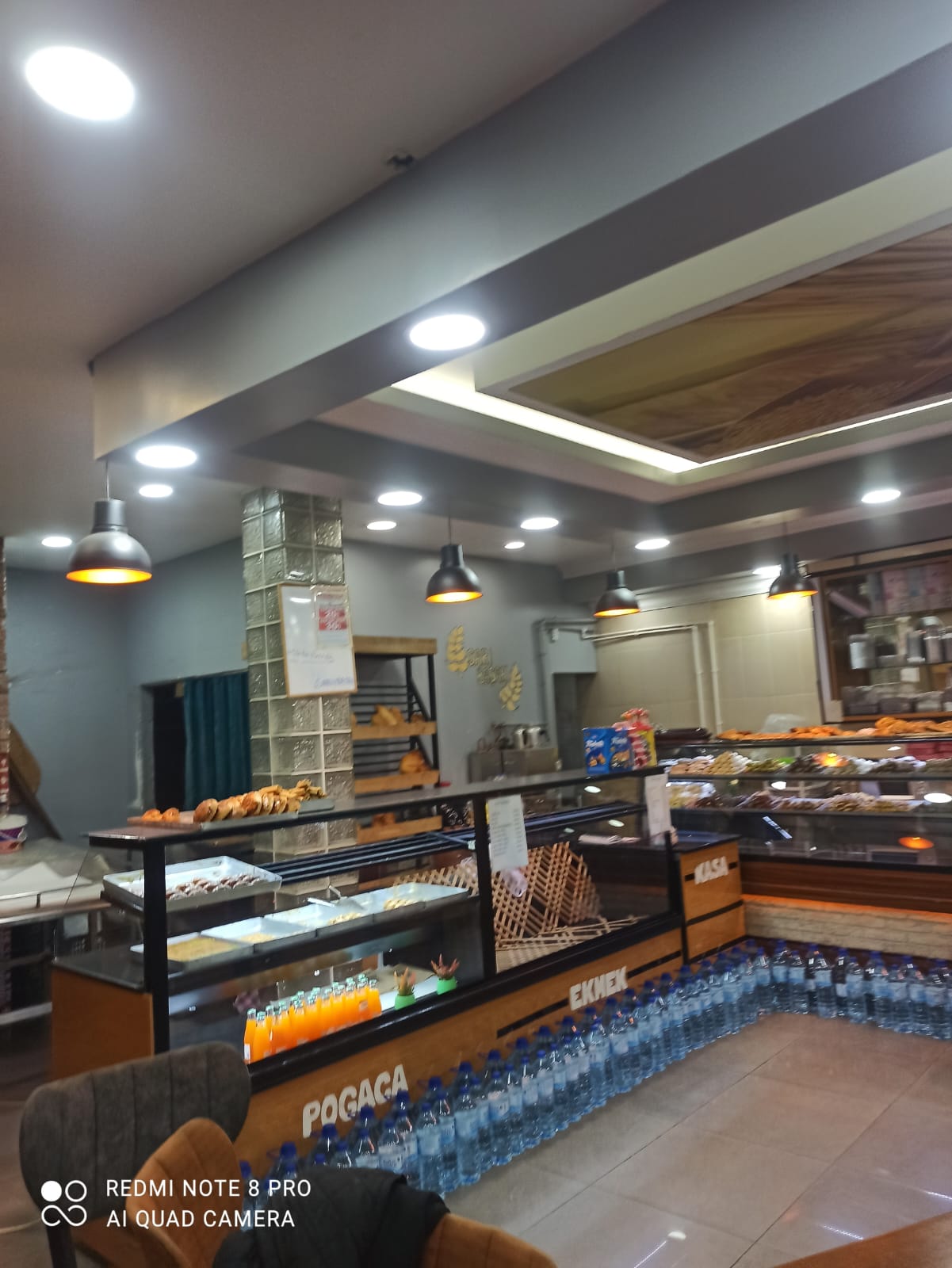 Pastane için tavan ve tezgah aydınlatması