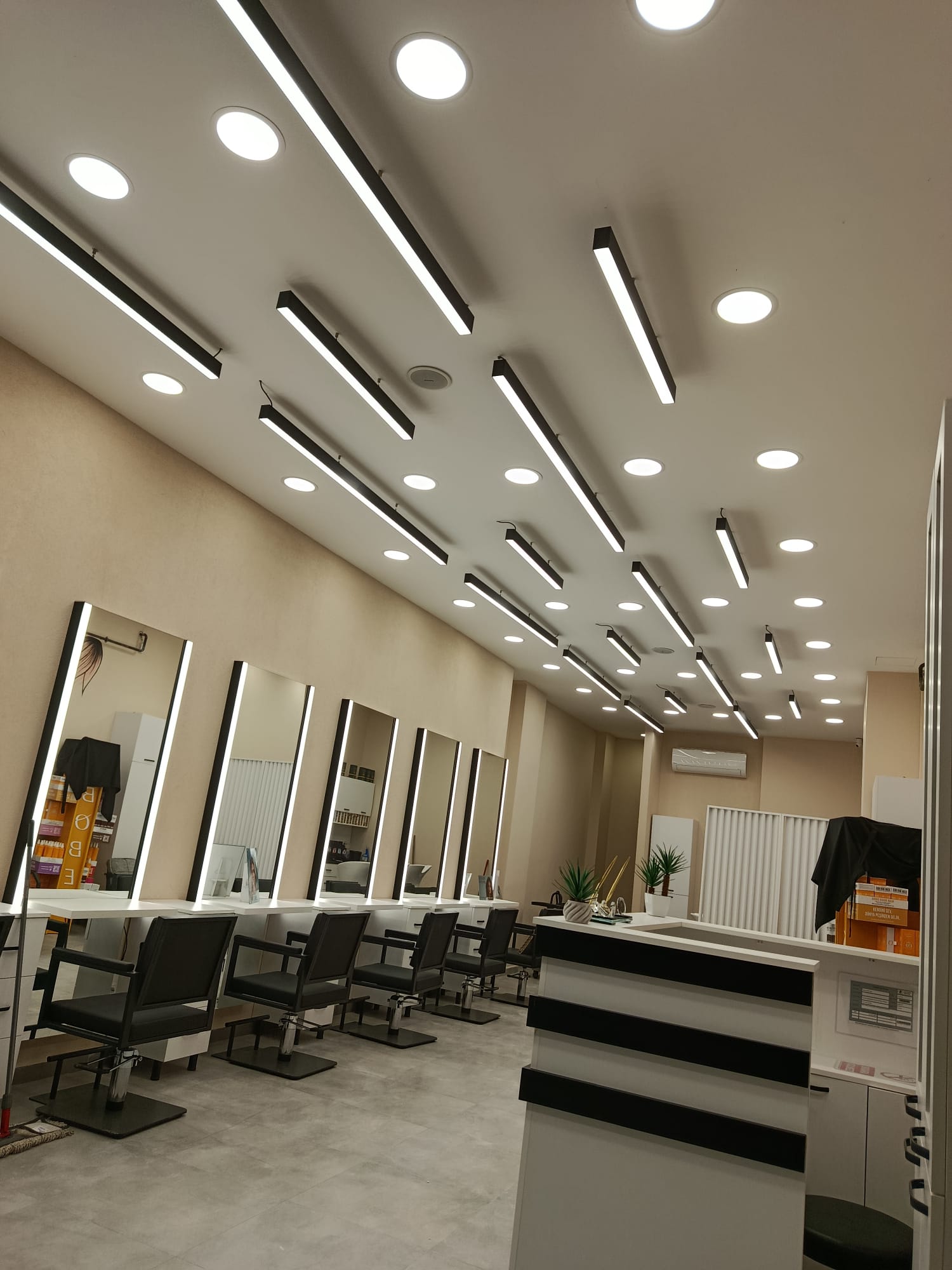 Kuaför salonu için modern lineer aydınlatma